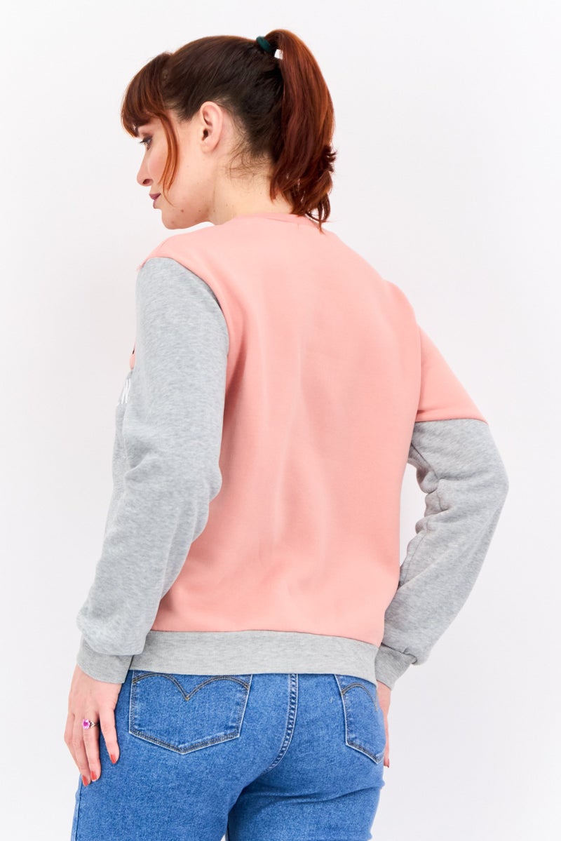 Buzz سويت شيرت نسائي بأكمام طويلة وياقة دائرية بطباعة جرافيك، خوخي - Image 4